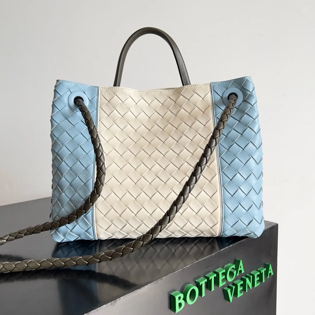 The 2023 new Andiamo batch of 3060 BV is shipped‼ ️Really popular🔥The new Andiamo woven handbag launched by Bottega Veneta this season is really popular all over the world! ! Celebrities at home and abroad have worn it, and Oscar-winning actress Michelle Yeoh has taken it out on the street. Song Jia, Trai Yara, Yu Feihong, Sanji Ayaka, Rosie Hunting-Whiteley, Yoshioka Riho, etc. have all picked up this bag. It is classic and versatile, showing off its temperament, and the bag capacity is also large, which is very convenient for daily commuting! ! A variety of carrying methods, the shoulder straps can be adjusted by yourself, the original lambskin feels soft and delicate, and the unisex style breaks gender boundaries and brings a more practical and longer-lasting use experience. Andiamo, which has both elegant and casual styles, perfectly interprets the true appearance of "fashionable old money style". Style number: 796592 Size: 32*24*12